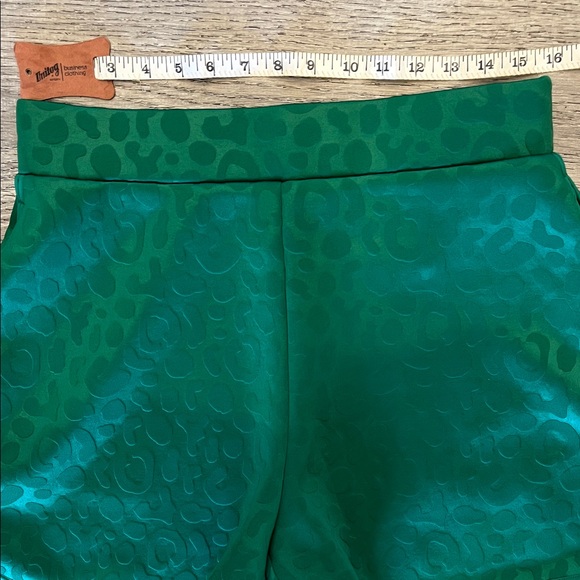 Emily McCarthy High-Rise Evergreen Cheetah Jacquard Shorts - Picture 4 of 10